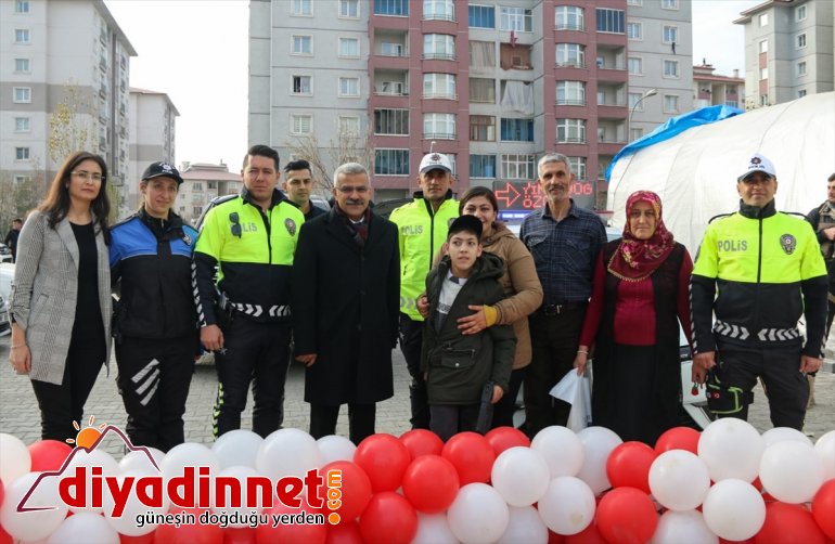 Polisliğe ilgi duyan engelli çocuğa polislerden doğum günü sürprizi - AĞRI6