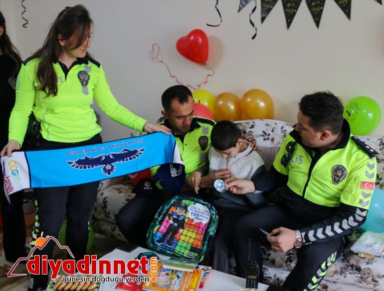 Polisliğe ilgi duyan engelli çocuğa polislerden doğum günü sürprizi - AĞRI7