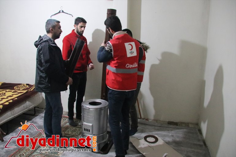 Türk Kızılay kara kışta ihtiyaç sahiplerinin yardımına koşuyor - AĞRI 11