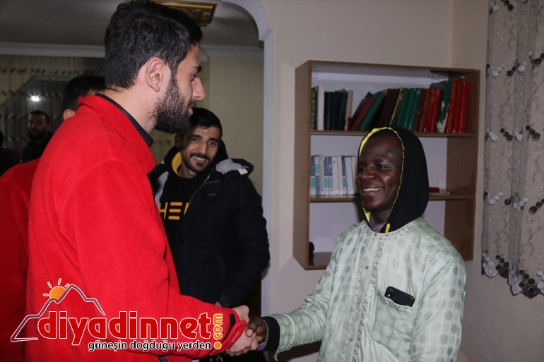 Türk Kızılayından yabancı öğrencilere giyecek yardımı - AĞRI 2