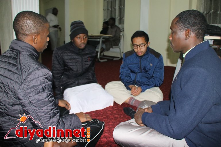 Türk Kızılayından yabancı öğrencilere giyecek yardımı - AĞRI 5