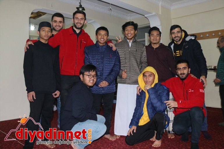 Türk Kızılayından yabancı öğrencilere giyecek yardımı - AĞRI 6