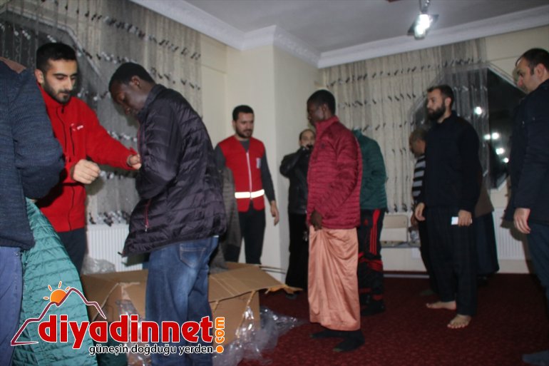 Türk Kızılayından yabancı öğrencilere giyecek yardımı - AĞRI 7