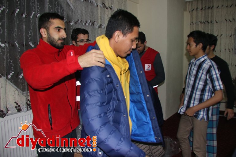 Türk Kızılayından yabancı öğrencilere giyecek yardımı - AĞRI 9