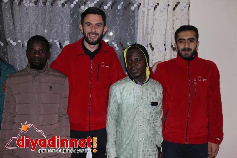 Türk Kızılayından yabancı öğrencilere giyecek yardımı - AĞRI 10