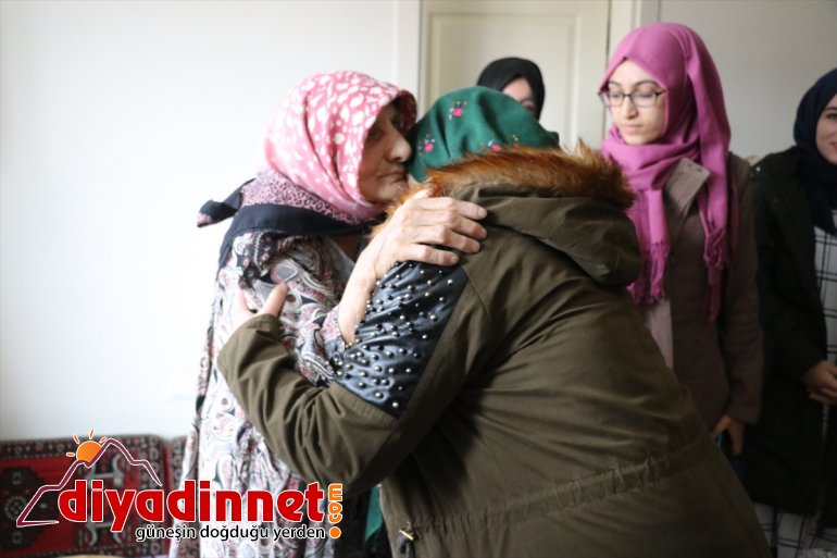 Üniversiteli kızlar, kimsesiz Naciye nineyi yalnız bırakmıyor - AĞRI 1