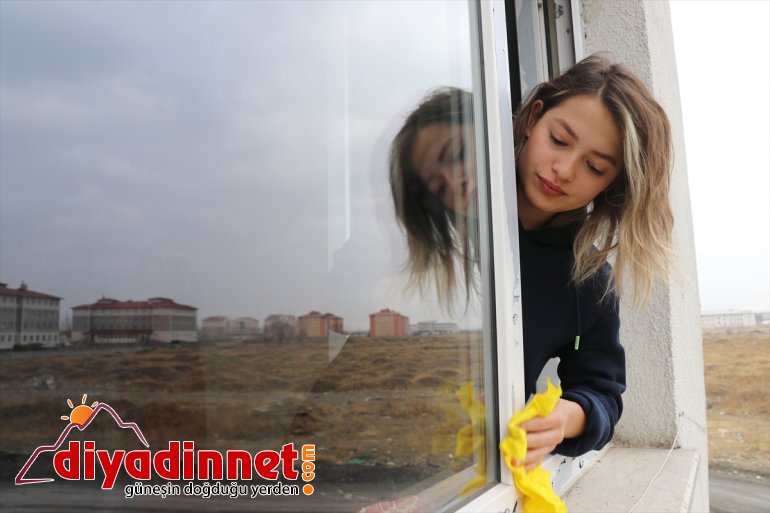 Üniversiteli kızlar, kimsesiz Naciye nineyi yalnız bırakmıyor - AĞRI 2