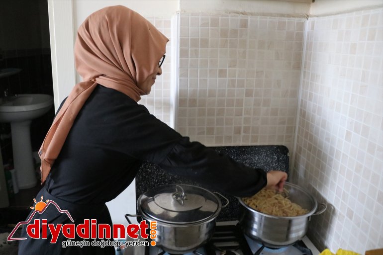 Üniversiteli kızlar, kimsesiz Naciye nineyi yalnız bırakmıyor - AĞRI 12