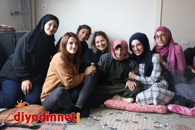 Üniversiteli kızlar, kimsesiz Naciye nineyi yalnız bırakmıyor