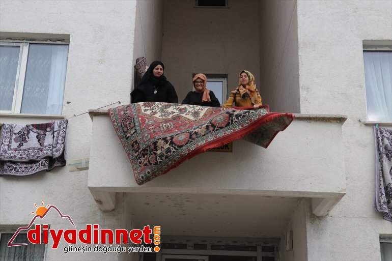 Üniversiteli kızlar, kimsesiz Naciye nineyi yalnız bırakmıyor - AĞRI 7