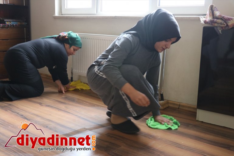 Üniversiteli kızlar, kimsesiz Naciye nineyi yalnız bırakmıyor - AĞRI 8