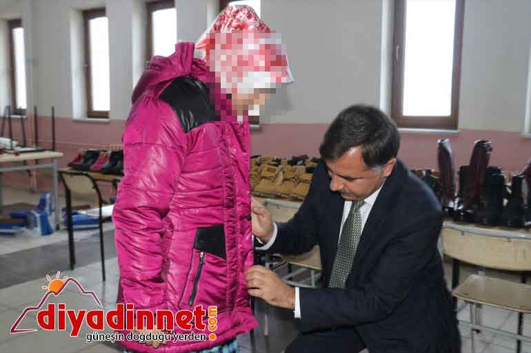 Ağrı'da 250 öğrenciye mont ve bot yardımı