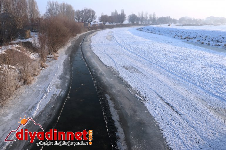 Ağrı'da dere ve şadırvanlar buz tuttu