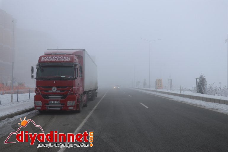 Ağrı da dondurucu soğuklar nedeniyle park halindeki çok sayıda tırın yakıt deposu dondu2