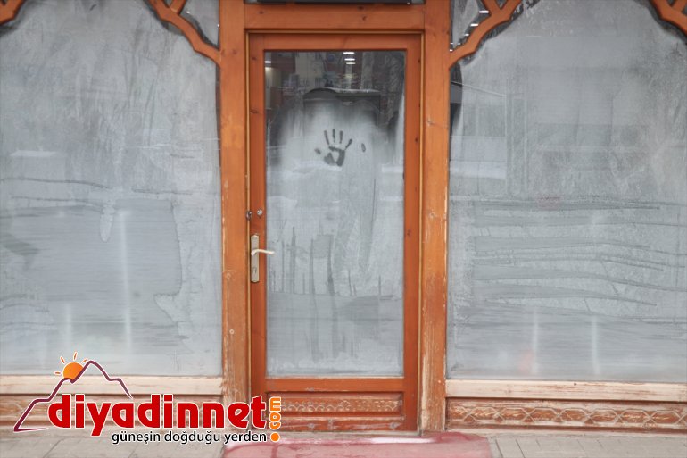 Ağrı da dondurucu soğuklar nedeniyle park halindeki çok sayıda tırın yakıt deposu dondu3