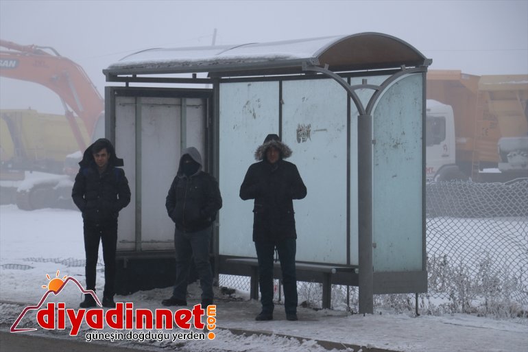 Ağrı da dondurucu soğuklar nedeniyle park halindeki çok sayıda tırın yakıt deposu dondu8