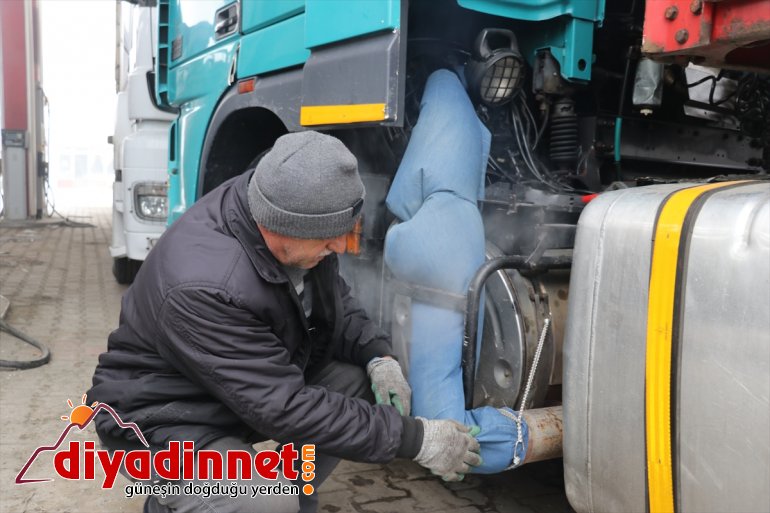 Ağrı da dondurucu soğuklar nedeniyle park halindeki çok sayıda tırın yakıt deposu dondu9