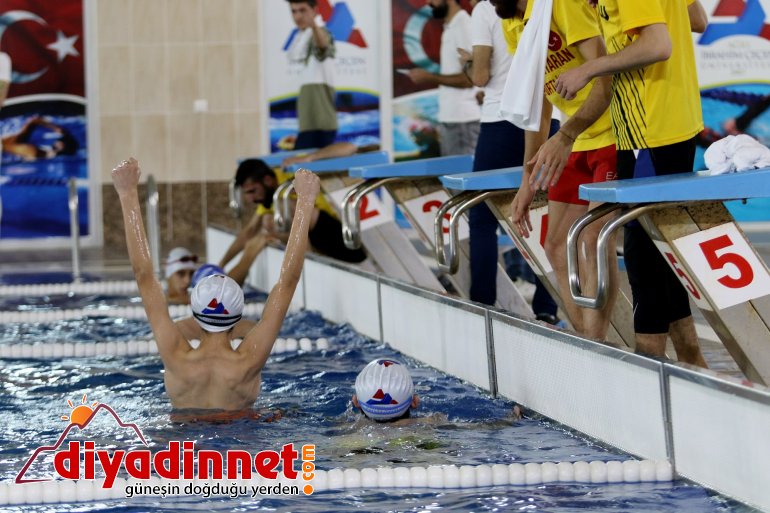 Ağrı'da Engelli Yüzme Yarışması Düzenlendi