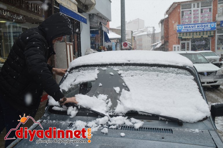 Ağrı'da kar yağışı ulaşımı aksattı