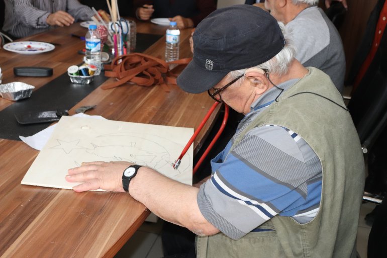 Ağrı Huzurevi sakinleri sanatla huzur buluyor1