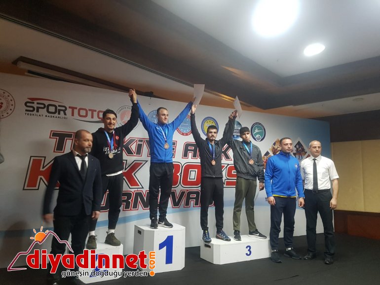 Ağrılı sporcuların kick boks başarısı