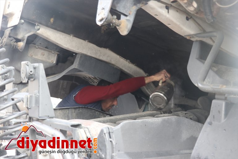 Ağrı'da aşırı soğuklarda tırların yakıt depoları dondu