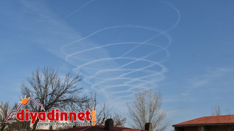 Ağrı'da gökyüzünde dairesel iz bırakan hava aracı dikkati çekti