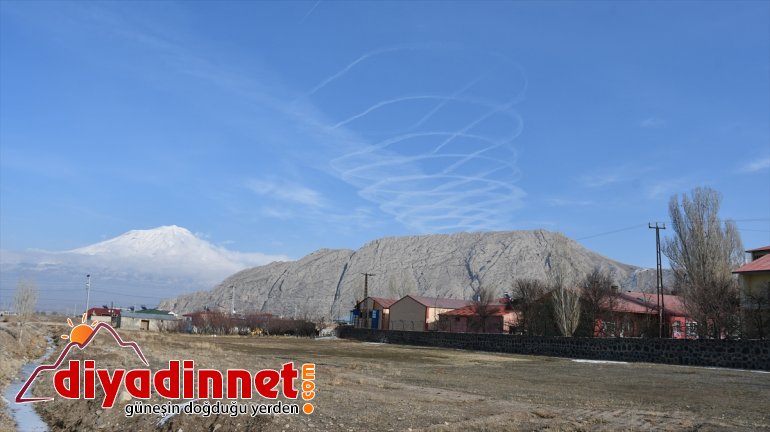 Ağrı’da gökyüzünde dairesel iz bırakan hava aracı dikkati çekti2