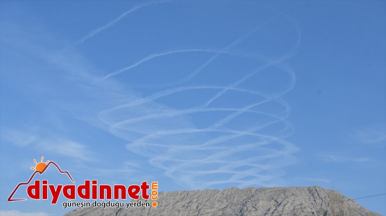 Ağrı’da gökyüzünde dairesel iz bırakan hava aracı dikkati çekti3