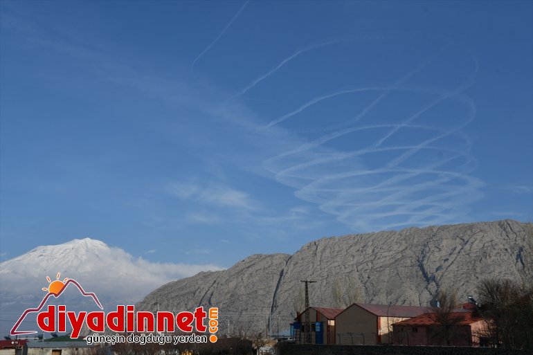 Ağrı’da gökyüzünde dairesel iz bırakan hava aracı dikkati çekti4