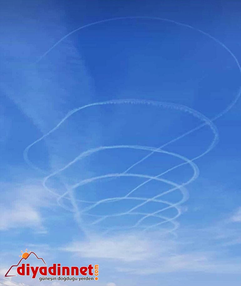 Ağrı’da gökyüzünde dairesel iz bırakan hava aracı dikkati çekti5