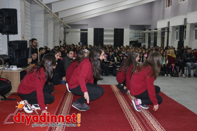 Ağrı'da öğretmen ve öğrenciler dönem sonu etkinliğinde halay çekerek stres attı