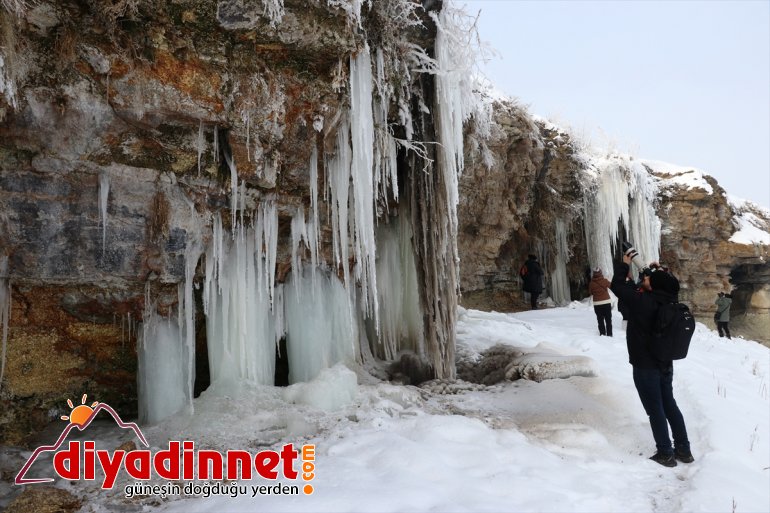 Ağrı buz sarkıtları fotoğrafçıların ilgi odağı