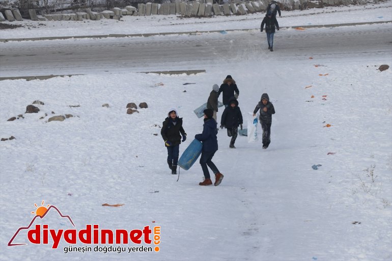 Ağrılı çocukların bidon ve naylonla kızak eğlencesi1