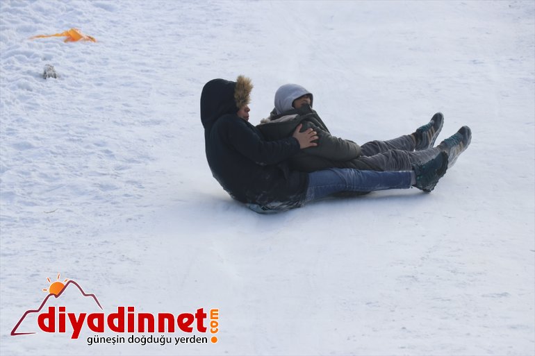 Ağrılı çocukların bidon ve naylonla kızak eğlencesi2