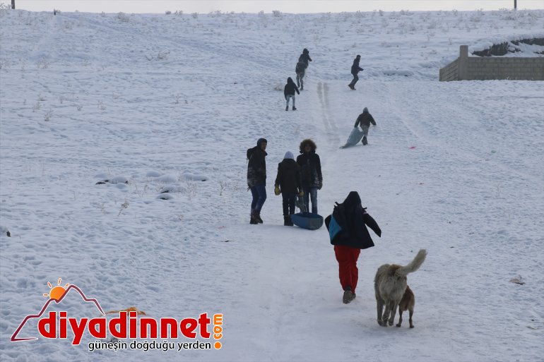 Ağrılı çocukların bidon ve naylonla kızak eğlencesi11
