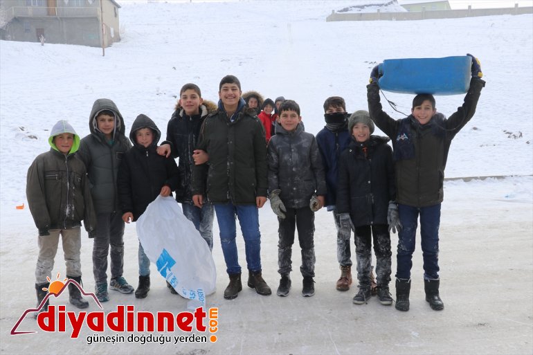 Ağrılı çocukların bidon ve naylonla kızak eğlencesi3