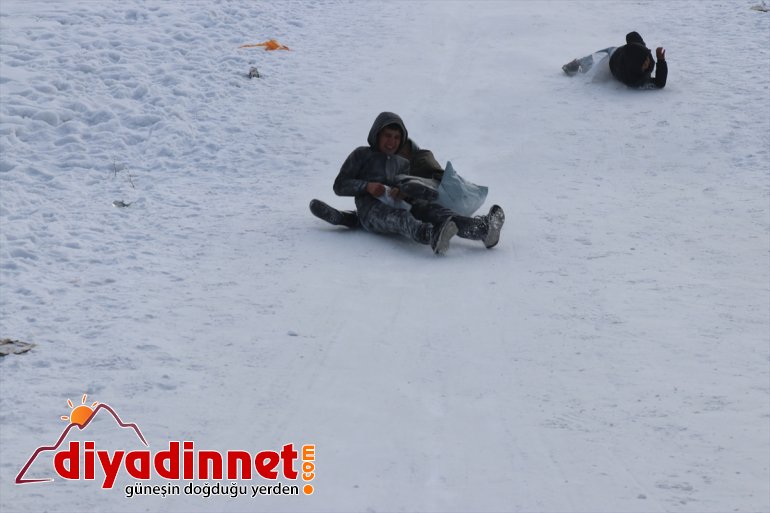 Ağrılı çocukların bidon ve naylonla kızak eğlencesi4