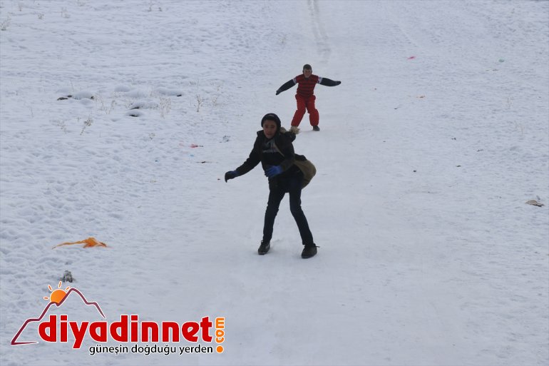 Ağrılı çocukların bidon ve naylonla kızak eğlencesi5