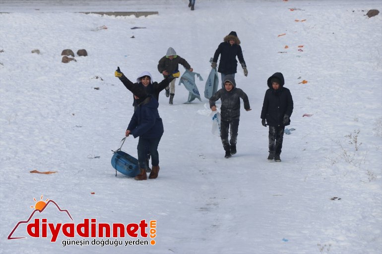 Ağrılı çocukların bidon ve naylonla kızak eğlencesi6