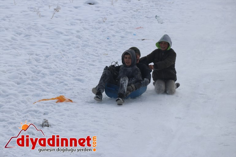 Ağrılı çocukların bidon ve naylonla kızak eğlencesi7