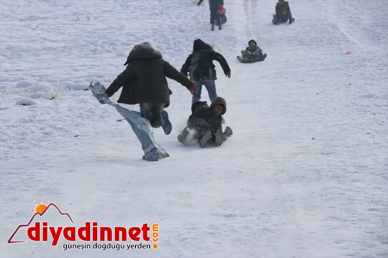 Ağrılı çocukların bidon ve naylonla kızak eğlencesi8