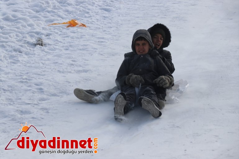 Ağrılı çocukların bidon ve naylonla kızak eğlencesi9