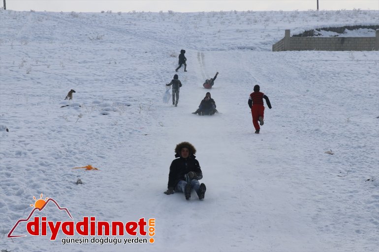 Ağrılı çocukların bidon ve naylonla kızak eğlencesi10