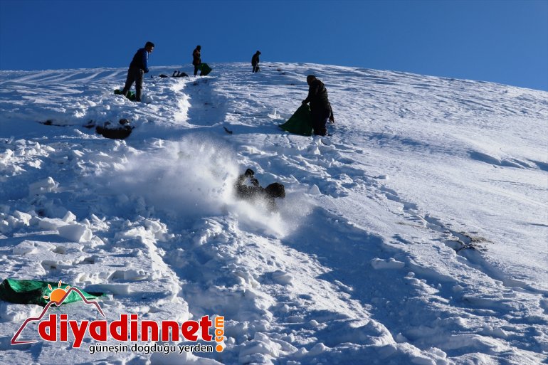 Ağrılı kömür kayak eğlencesi çocukların torbalarıyla 3
