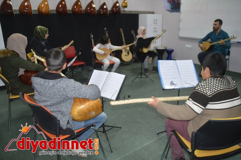 Ağrılı kızlar kaymakamlık desteğinde sanat ile tanışıyor2