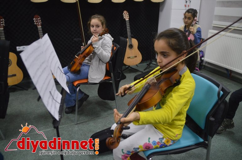 Ağrılı kızlar kaymakamlık desteğinde sanat ile tanışıyor11