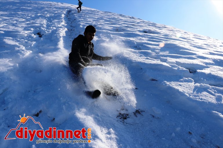 çocukların Ağrılı torbalarıyla kayak eğlencesi kömür 12