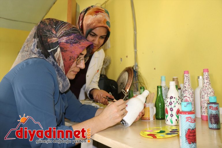 Atık şişeler Ağrılı kadınların elinde sanat eserine dönüşüyor