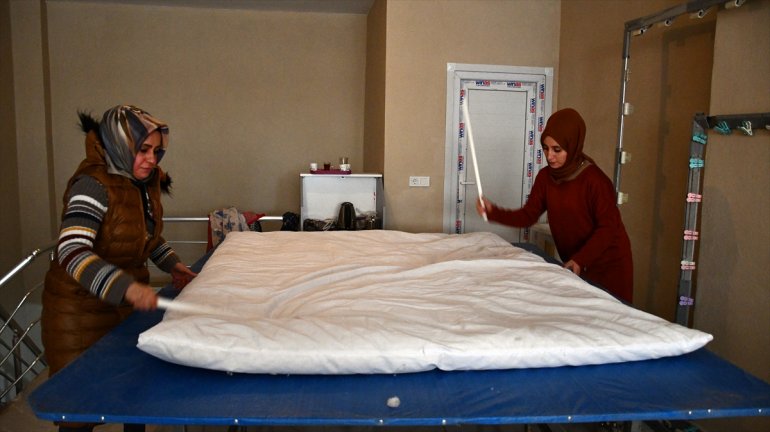 Doğubayazıtlı kız kardeşler Elazığ daki depremzedeler için yorgan dikti2